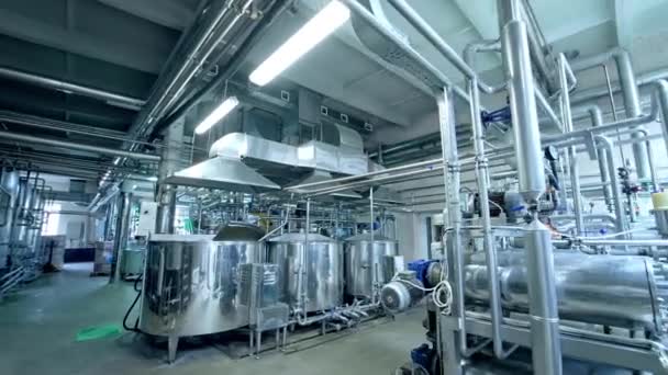 Procházka Mezi Lesklými Stříbrnými Cisternami Mlékárně Moderní Technologie Při Výrobě — Stock video
