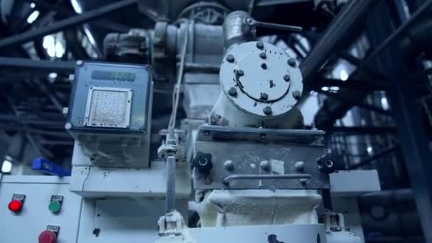 具有按钮和定时器的控制器盒是现代工业生产中设备的一部分 大引擎附设在控制器盒上 可随时泵送乳制品 渐行渐远 — 图库视频影像