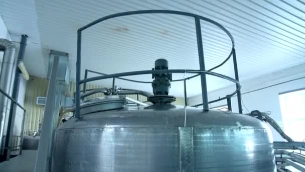Partea Sus Rezervoarelor Uriașe Pentru Pasteurizarea Laptelui Cisternele Uriașe Stau — Videoclip de stoc
