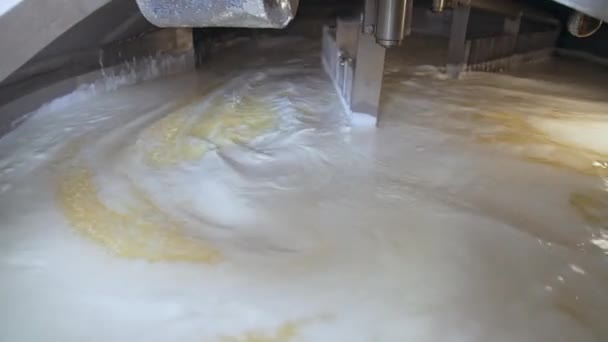 広いタンクの2つの大きいノズルが付いている発酵させたミルクの自動混合 ミルク工場でのチーズ生産プロセス クローズアップ — ストック動画
