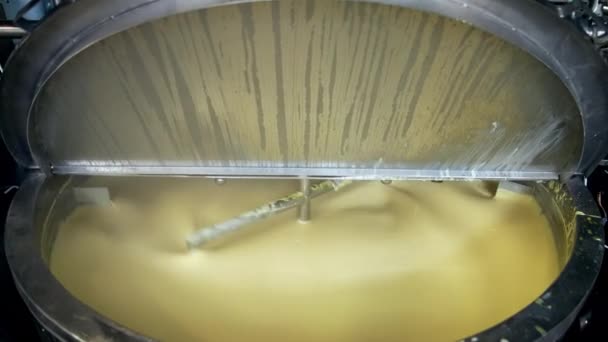 Büyük Endüstriyel Paslanmaz Çelik Deposunda Süt Kreminin Otomatik Karışımı Süt — Stok video