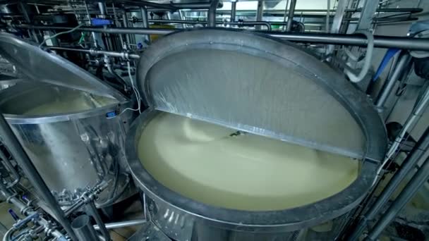 自動混合クリームでいっぱいの2つの大きなスチールタンク 近代的なミルク工場の開いたふたが付いている金属の貯蔵庫 クローズアップ — ストック動画
