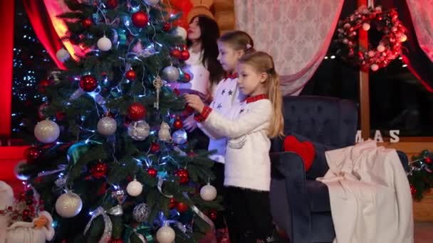 Moeder Met Twee Dochters Versieren Prachtige Kerstboom Het Houten Huis — Stockvideo