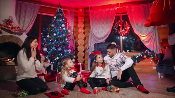 Vrolijke Familie Zit Bij Een Open Haard Ontmoet Kerstman Met — Stockvideo