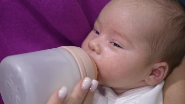 Baby Wird Mit Milch Aus Der Flasche Gefüttert Schöne Kind — Stockvideo