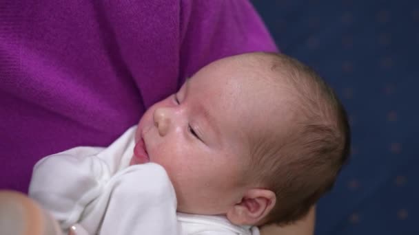 Criança Minúscula Nas Mãos Mãe Abre Boca Esperando Por Garrafa — Vídeo de Stock