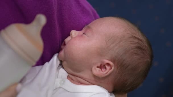Şirin Küçük Bebek Acıkmış Ağzını Açmaya Hazır Şefkatli Anne Bebeğe — Stok video
