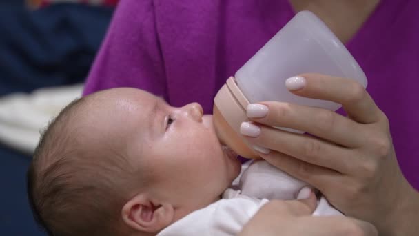 Bebé Recién Nacido Dulce Mantiene Despierto Mientras Alimentado Con Biberón — Vídeos de Stock