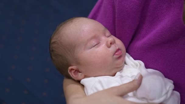 Şefkatli Bir Anne Bebeğini Kucağında Tutuyor Nazikçe Çocuğunu Sallıyor Bebek — Stok video