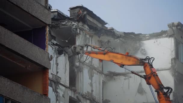 被地震摧毁的房屋被毁 拆除设备正在冲破上层 尘土飞扬的衣服在空气中升起 — 图库视频影像