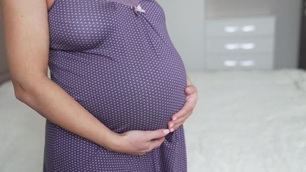 Mujer Embarazada Irreconocible Acariciando Gran Vientre Con Afecto Mujer Embarazada — Vídeos de Stock
