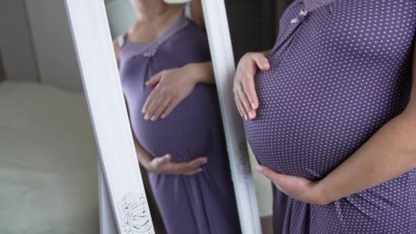 Beyaz Bir Kadının Karnını Aynanın Önünde Okşamasını Beklemek Hamile Kadın — Stok video