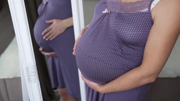 Gecelikli Güzel Hamile Kadın Aynanın Önünde Duruyor Karnına Bakıyor Müstakbel — Stok video