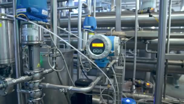 Potrubí Nádrže Nastavenými Aplikacemi Zařízeními Komplikované Automatické Přístroje Výrobu Mléčných — Stock video