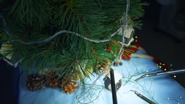 Peralatan Bedah Futuristik Menghias Pohon Natal Peralatan Teknologi Tinggi Menggantung — Stok Video