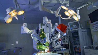Cerrahi operasyonlar için yüksek teknolojili makine Noel ağacını süslemek için hassas hamleler yapıyor. Fütüristik ekipmanlar hassas işler yapar. Ameliyat odasında robot makine var..