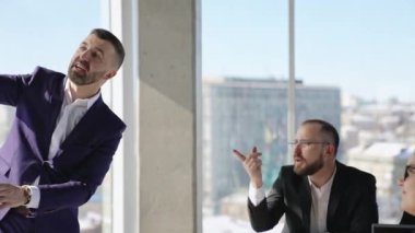 Şirket işverenleri iş konularını tartışıyor. Çizelgeye bakarak beyin fırtınası yapan iki meslektaşım. Işık ofisindeki iş adamları..