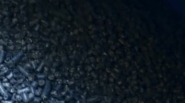 Borudan düşen parlak siyah kömür parçaları. Tahıl deposunu ısıtmak için basılı kömür yüklendi. Kömür arkaplanı için kapat.