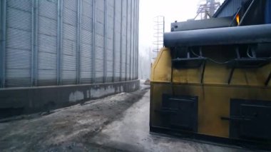 Modern asansör fabrikasının etrafında dolanıyorum. Tahıl ambarındaki fırın etrafında daire hareketi. Hızlı hareket.