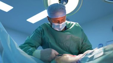 Bir tıp uzmanının liposuction ameliyatı performansı. Modern cerrahide vücut yağı çıkarma ve yağ nakli operasyonu. Aşağıdan görüntüle.
