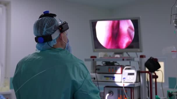 Doktor Stojí Zády Kameře Dívá Obrazovku Chirurg Provádějící Operaci Podívá — Stock video