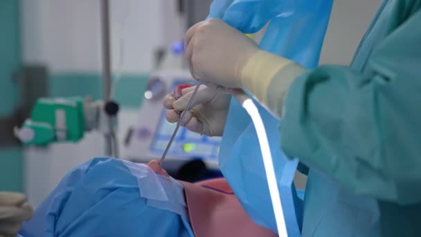 Ruce Chirurga Provést Otorhinolaryngologické Operace Pacientovi Septoplastický Výkon Moderním Operačním — Stock video