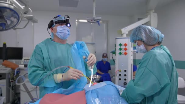 Cirujano Operando Con Equipo Especial Cabeza Sala Cirugía Médico Observa — Vídeo de stock