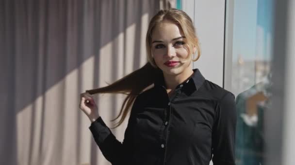 Belle Jeune Employée Dans Bureau Ensoleillé Posant Devant Caméra Femme — Video