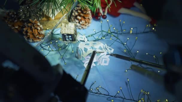 Robotyczne Ramiona Małymi Nożyczkami Pazurami Trzymającymi Tnącymi Papierowe Płatki Śniegu — Wideo stockowe