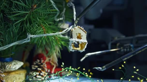 Декоративный Домик Гирлянде Подобрал Робот Надел Рождественскую Елку Украшение Мехового — стоковое видео