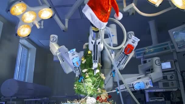 Robotarm Met Kerstmuts Super Nauwkeurige Bewegingen Van Vinci Manipulatoren Kerstboom — Stockvideo