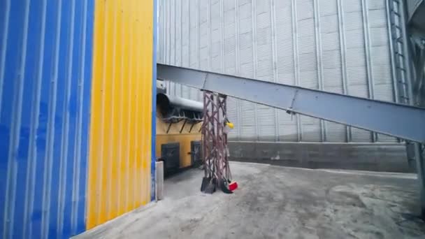 屋外エレベーター工場 構造物と長い長方形のパイプの下を歩いています 霧の空の背景にあるアルミニウムシスター — ストック動画