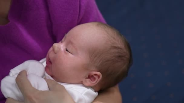 Küçük Bebek Açken Ağzını Açar Anne Çocuğuna Bir Şişe Verir — Stok video
