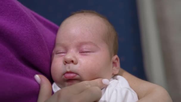 Mão Mãe Tocando Bochechas Nariz Filho Enquanto Bebê Está Dormindo — Vídeo de Stock