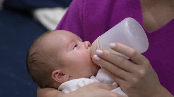 Bebé Recién Nacido Comiendo Durmiendo Lentamente Pequeño Niño Las Manos — Vídeos de Stock