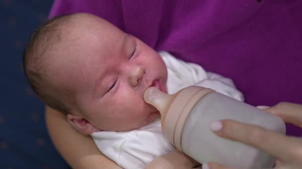 Criança Adorável Nas Mãos Mãe Pronta Para Comer Miúdo Recusa — Vídeo de Stock