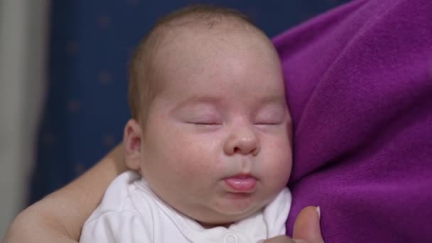 Tatlı Çocuk Annesinin Ellerinde Sıkıca Uyuyor Minik Burnuna Sevgiyle Dokunarak — Stok video