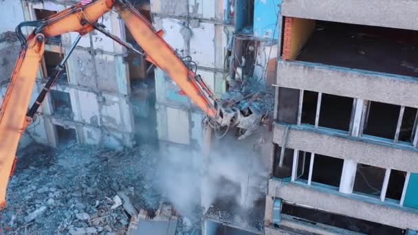 拆卸机正在把地板拆成碎片 并把它们扔下来 挖掘机的有力利爪摧毁了被毁的建筑物 — 图库视频影像