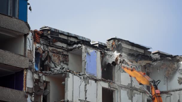毁灭机器摧毁了被毁的建筑物 从被毁房屋的屋顶上掉下来的混凝土碎片 清理新建筑的地盘 — 图库视频影像