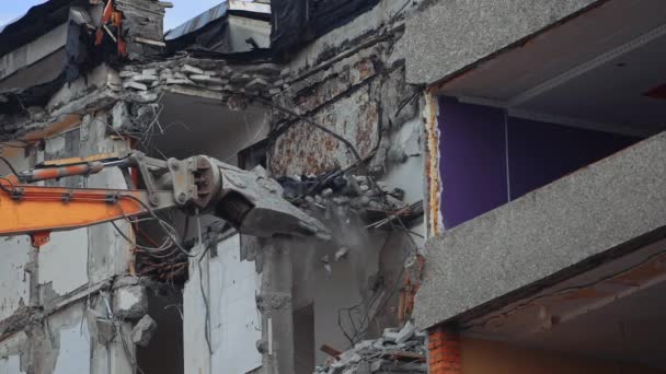 Разрушение Дома Ранее Разрушенного Стихийными Бедствиями Специальная Техника Ломает Части — стоковое видео