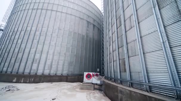 现代电梯厂钢制蓄水池的内部 在粮仓储气罐里工作的通风设备 环绕着粮食储存综合设施的宽阔水槽 — 图库视频影像