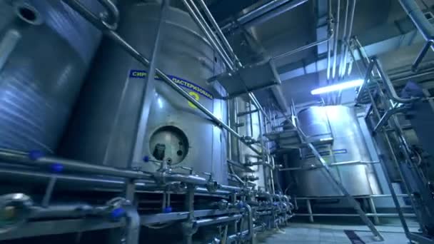 Большие Заводские Помещения Загорелыми Трубными Системами Оборудование Предприятий Молочной Продукции — стоковое видео
