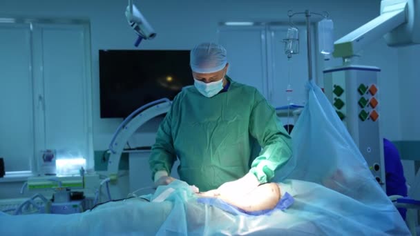Sebész Zsírleszívást Végez Egy Betegnek Nem Kívánt Testzsír Eltávolítása Orvos — Stock videók