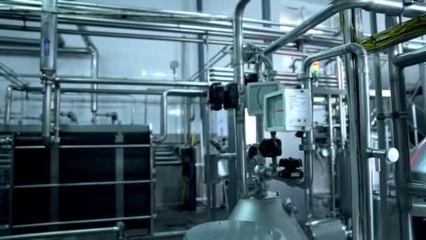 在牛奶生产厂配备传感器的单工管系统 乳制品制造公司的流水线改造系统 牛奶厂的大灯前提及水槽和管道 — 图库视频影像