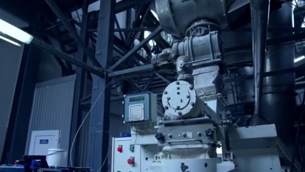 Промышленное Оборудование Металлической Коробкой Счетчиком Электрический Двигатель Прикрепленный Трубам Фоне — стоковое видео