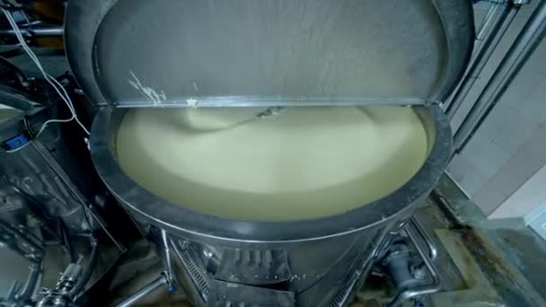 中自動混合システムが付いている大きいシスター 自動ミキサータンクでバターを打つ ミルク工場でのバター生産を閉鎖 — ストック動画