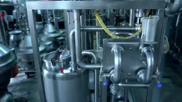 现代乳品厂的牛奶和水管道 管子和水龙头关闭 逐步提升到工厂设备之上 — 图库视频影像