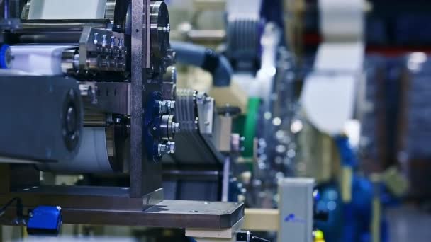 Automatizált Mechanizmusok Amelyek Harmonikusan Működnek Pelenkát Gyártó Gyárban Szállítószalag Áthaladó — Stock videók