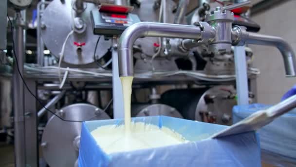 Sıvı Tereyağı Büyük Bir Kutuya Dökülüyor Konteynırdaki Süt Ürünlerini Düzleştirmek — Stok video