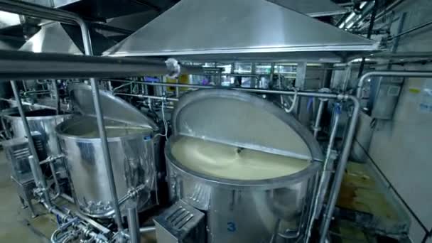 ミルク製品を混合するための3つの銀製タンク 近代的な食品工場での乳製品生産 列に立っている開いた蓋が付いている鋼鉄タンク — ストック動画
